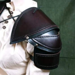 A mannequin wearing Leather Shoulder Armor Style 2.
