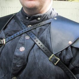 A man wearing Leather Shoulder Armor Style 2 and a hat.